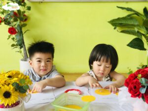 HOẠT ĐỘNG: CẮT DÁN GÀ CON - TRƯỜNG MẦM NON VOI CON