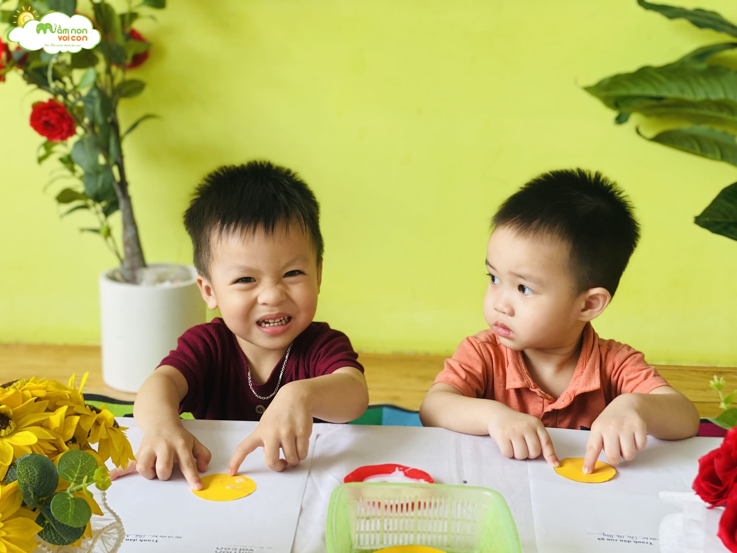 HOẠT ĐỘNG: CẮT DÁN GÀ CON - TRƯỜNG MẦM NON VOI CON