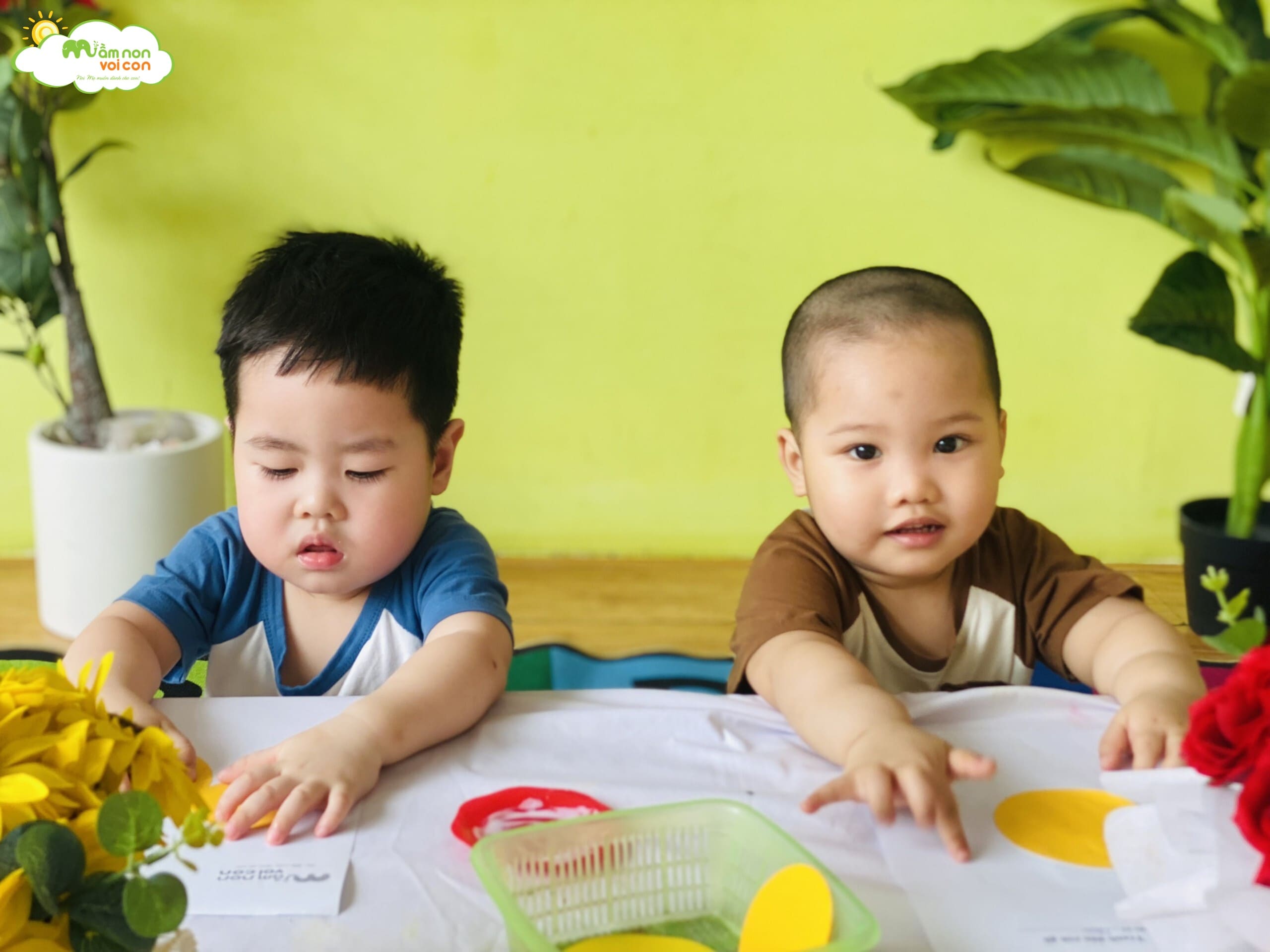 HOẠT ĐỘNG: CẮT DÁN GÀ CON - TRƯỜNG MẦM NON VOI CON