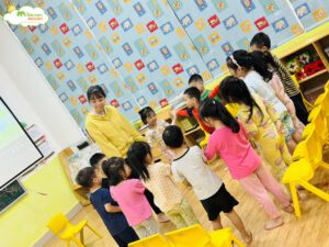 TÌM HIỂU VÀ VẼ CÂY XANH YÊU THÍCH - TRƯỜNG MẦM NON VOI CON