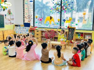 TẠO HÌNH SÁNG TẠO: IN BÀN TAY TẠO HÌNH CON VẬT - TRƯỜNG MẦM NON VOI CON