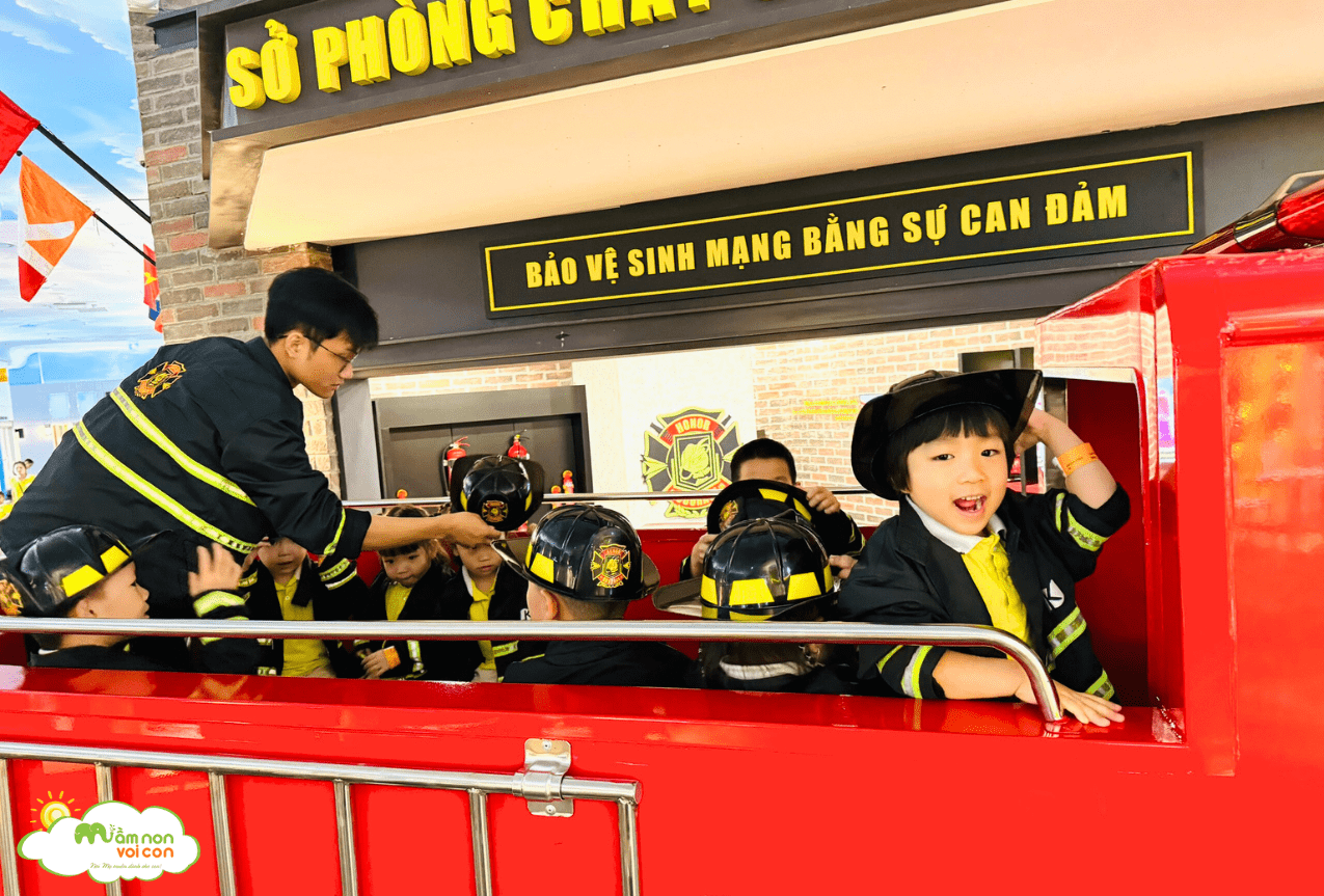 MỘT NGÀY CỦA BÉ TẠI KIDZANIA MỘT NGÀY CỦA BÉ TẠI KIDZANIA - TRƯỜNG MẦM NON VOI CON