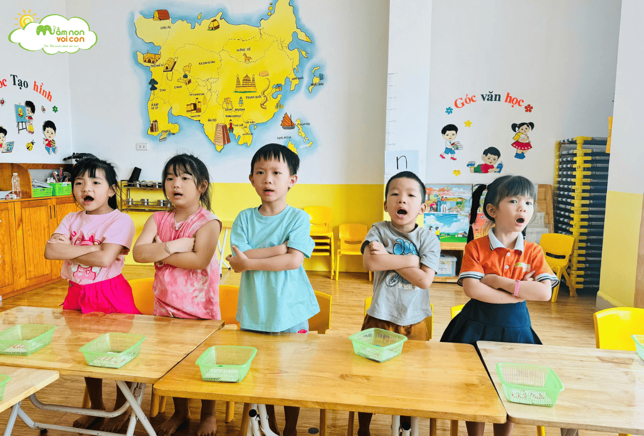 LÀM QUEN CHỮ CÁI: M - N - TRƯỜNG MẦM NON VOI CON