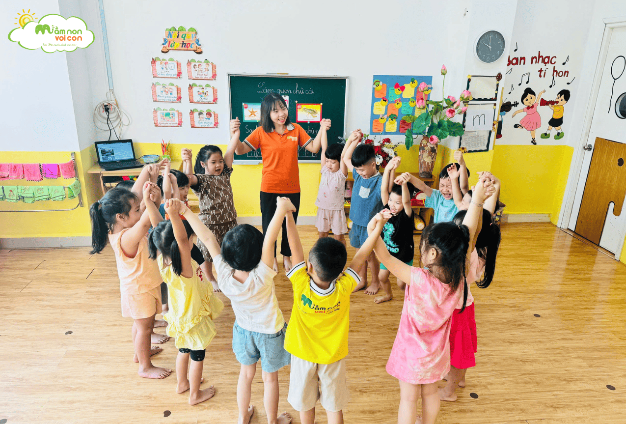 LÀM QUEN CHỮ CÁI: M - N - TRƯỜNG MẦM NON VOI CON