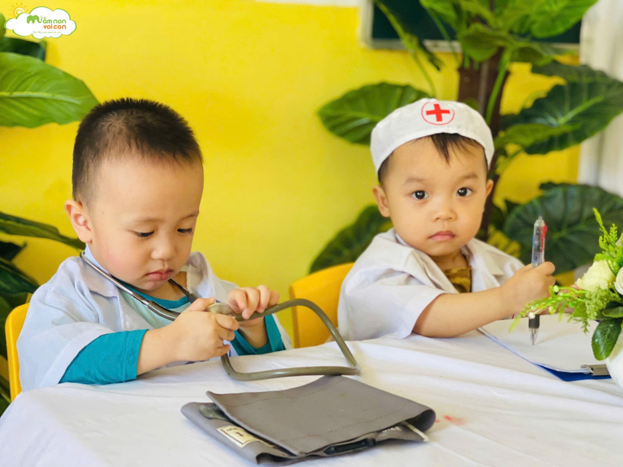 MỘT NGÀY TRẢI NGHIỆM LÀM BÁC SĨ SẼ NHƯ THẾ NÀO? MỘT NGÀY TRẢI NGHIỆM LÀM BÁC SĨ SẼ NHƯ THẾ NÀO? - TRƯỜNG MẦM NON VOI CON