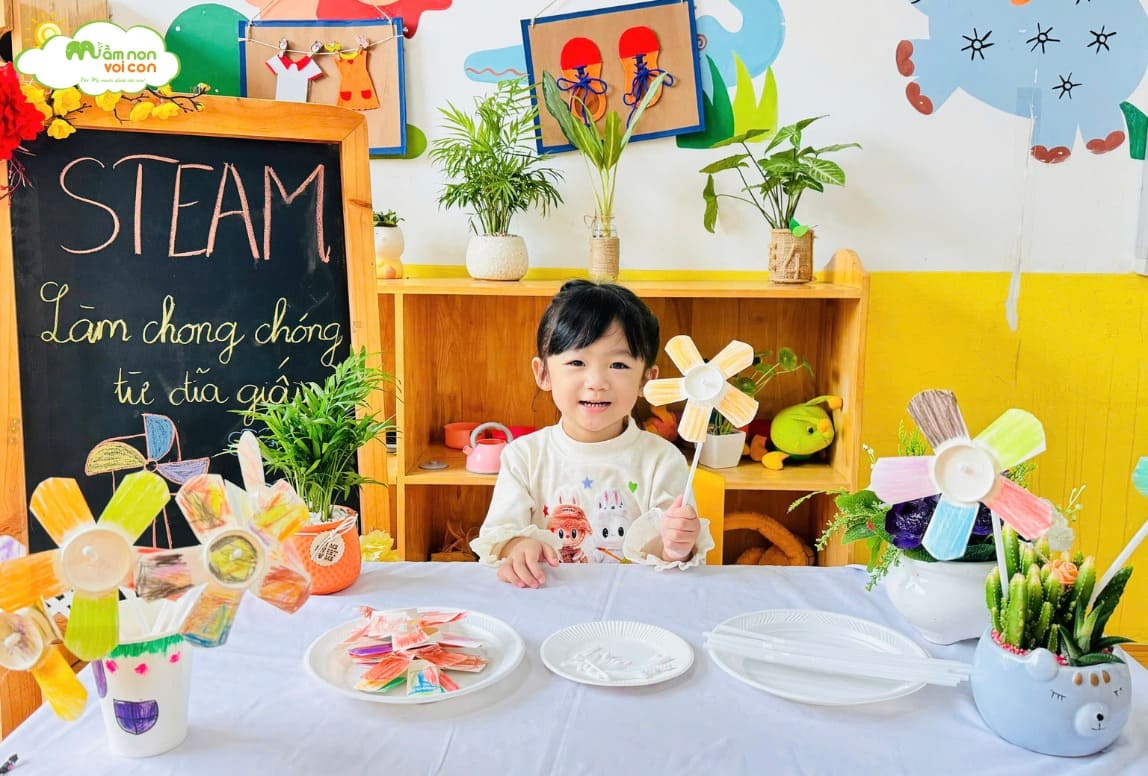 TẠO HÌNH SÁNG TẠO: BÉ LÀM CHONG CHÓNG TỪ ĐĨA GIẤY - TRƯỜNG MẦM NON VOI CON