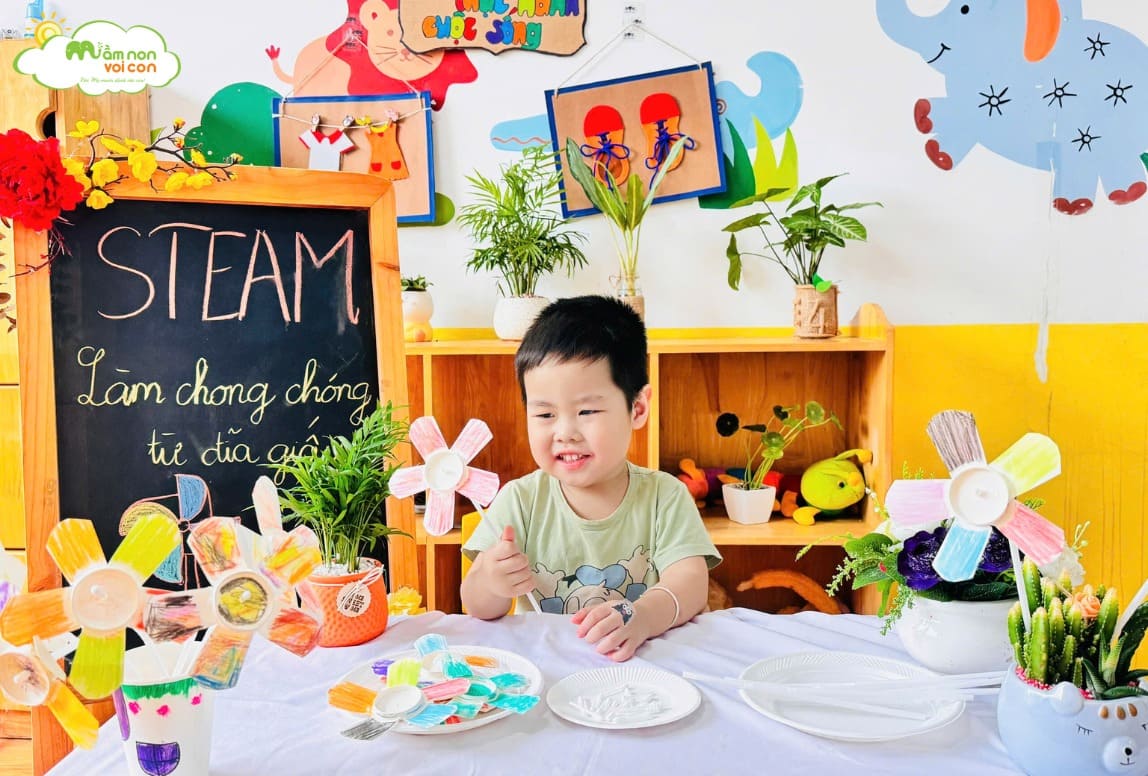 TẠO HÌNH SÁNG TẠO: BÉ LÀM CHONG CHÓNG TỪ ĐĨA GIẤY - TRƯỜNG MẦM NON VOI CON