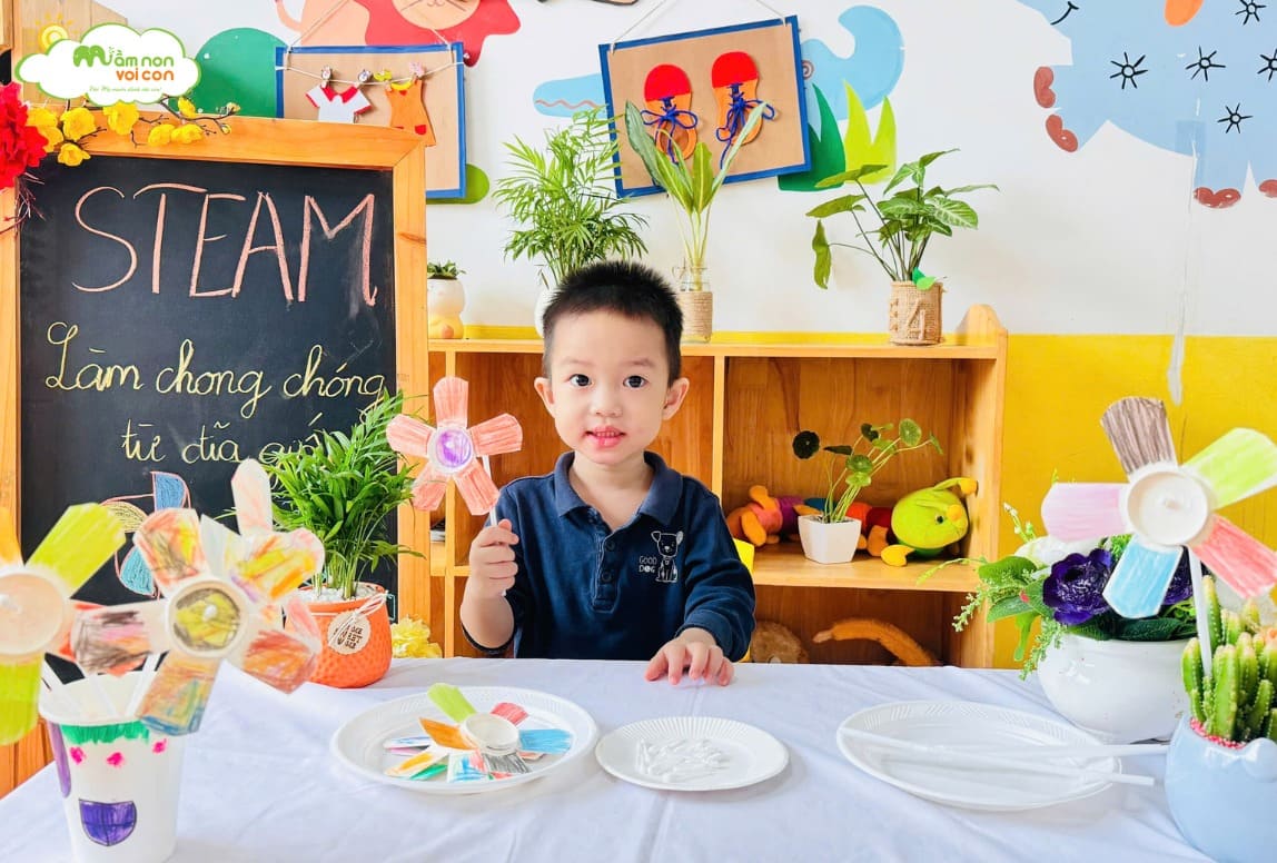 TẠO HÌNH SÁNG TẠO: BÉ LÀM CHONG CHÓNG TỪ ĐĨA GIẤY - TRƯỜNG MẦM NON VOI CON