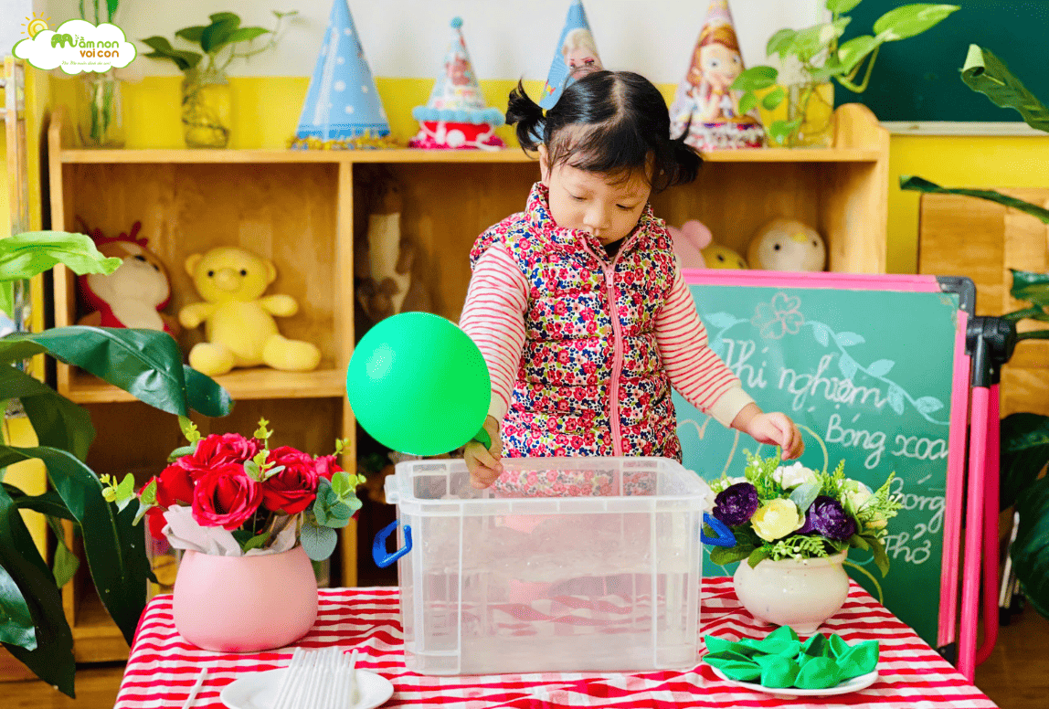 THÍ NGHIỆM: “BÓNG XOA, BÓNG THỞ” THÍ NGHIỆM: “BÓNG XOA, BÓNG THỞ” - TRƯỜNG MẦM NON VOI CON