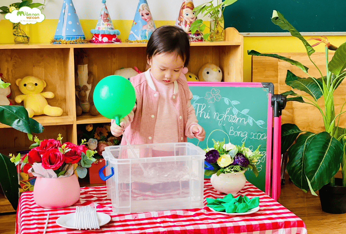 THÍ NGHIỆM: “BÓNG XOA, BÓNG THỞ” THÍ NGHIỆM: “BÓNG XOA, BÓNG THỞ” - TRƯỜNG MẦM NON VOI CON