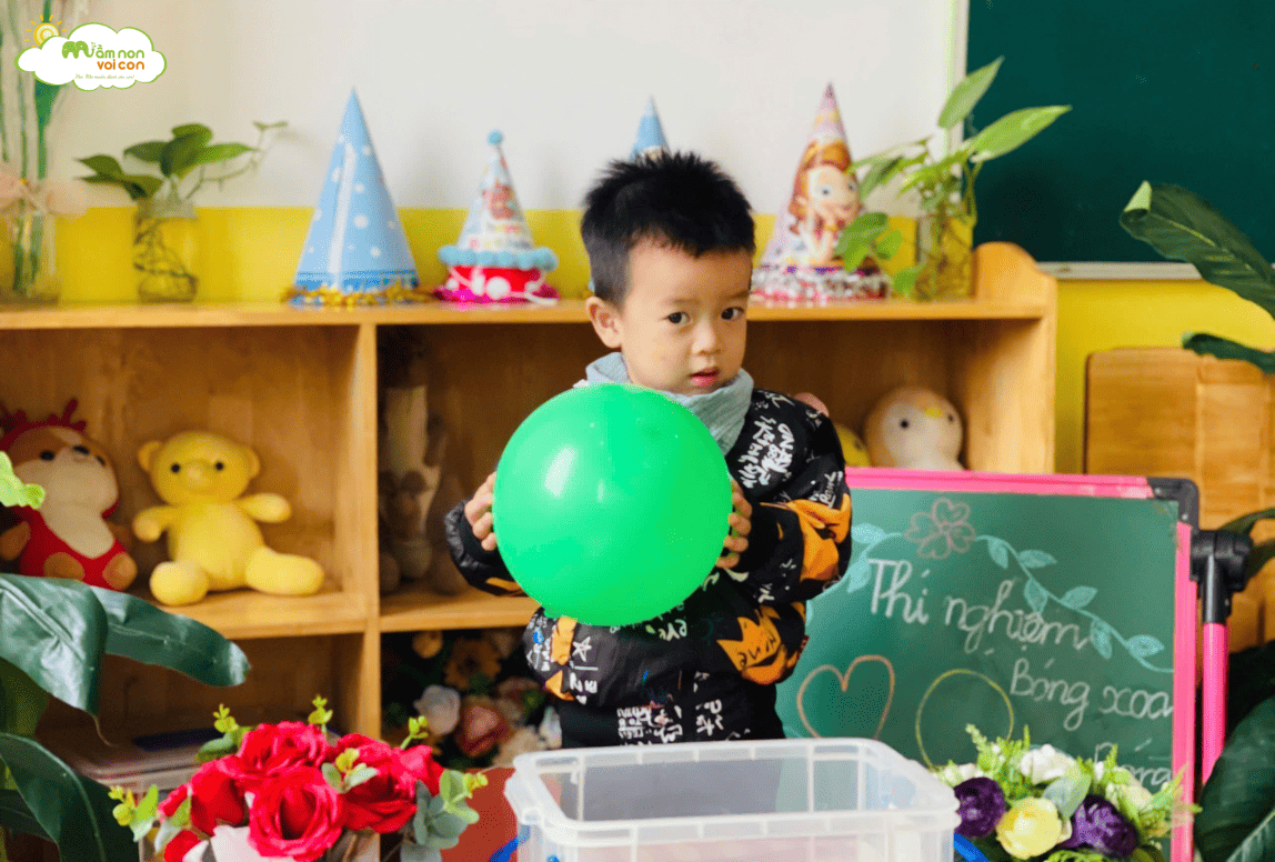 THÍ NGHIỆM: “BÓNG XOA, BÓNG THỞ” THÍ NGHIỆM: “BÓNG XOA, BÓNG THỞ” - TRƯỜNG MẦM NON VOI CON