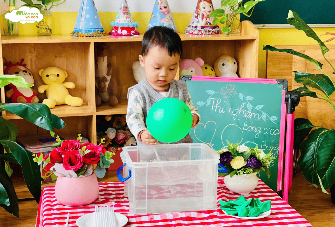 THÍ NGHIỆM: “BÓNG XOA, BÓNG THỞ” THÍ NGHIỆM: “BÓNG XOA, BÓNG THỞ” - TRƯỜNG MẦM NON VOI CON