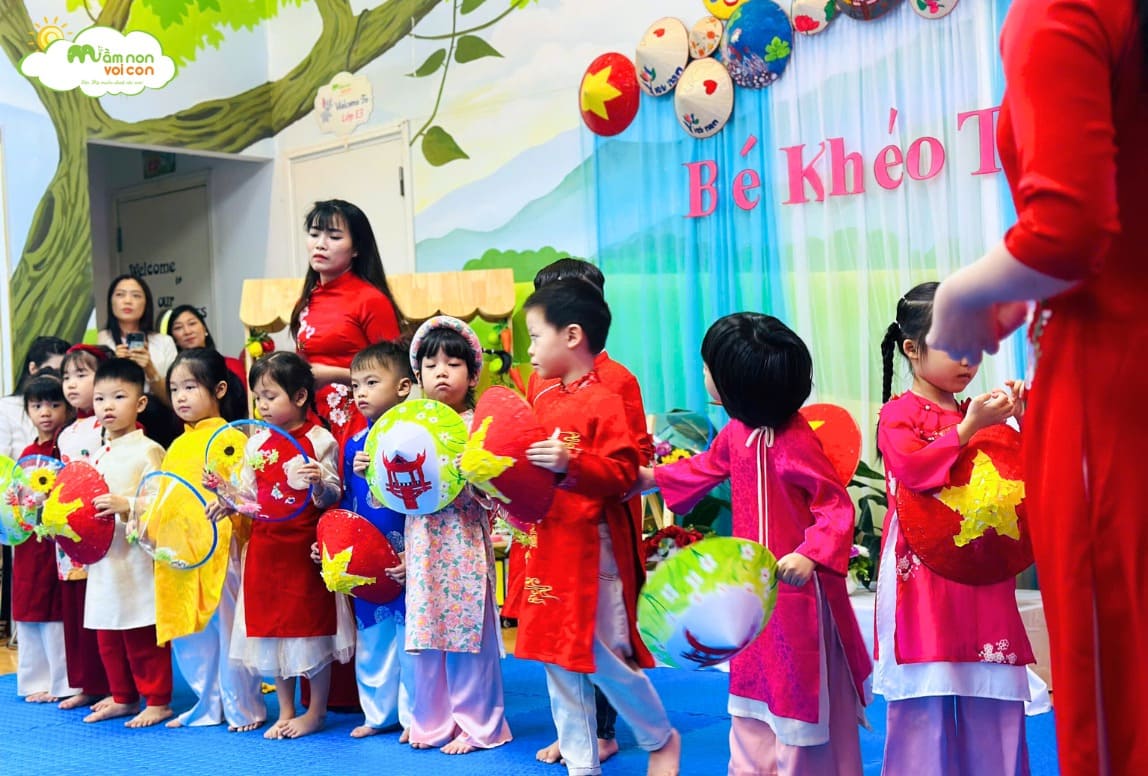 TẠO HÌNH TRANG TRÍ CHIẾC NÓN LÁ - TRƯỜNG MẦM NON VOI CON