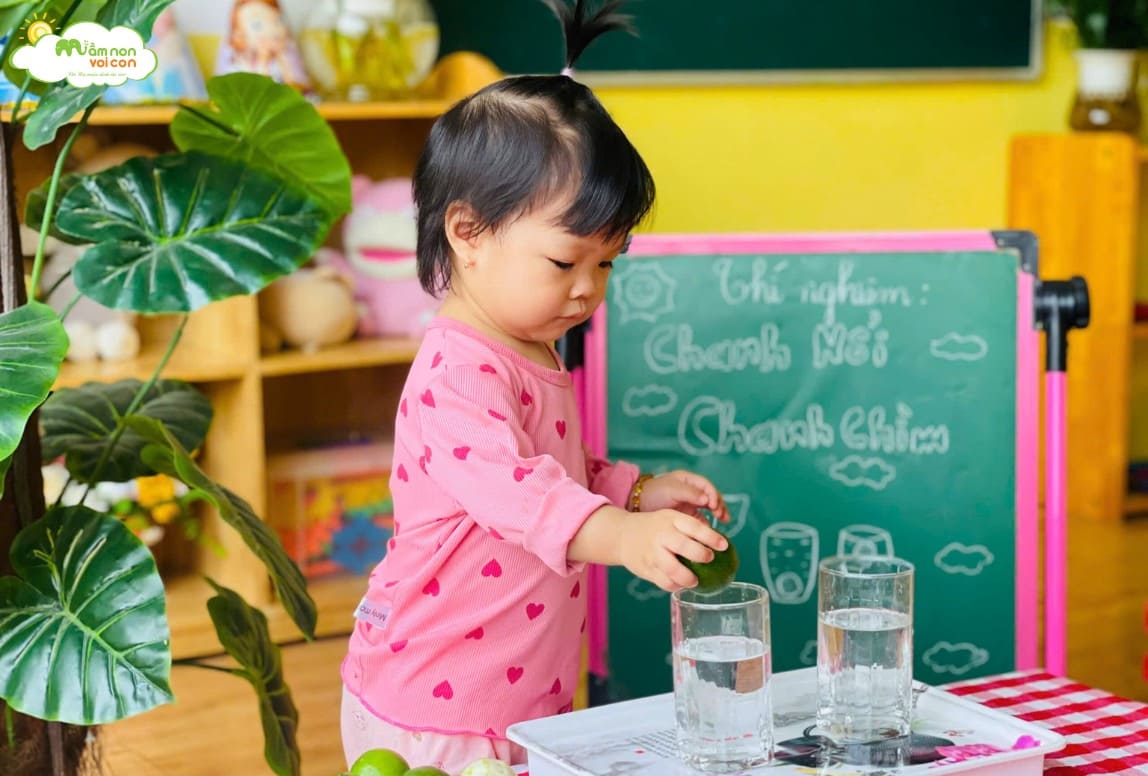 THÍ NGHIỆM: “CHANH NỔI CHANH CHÌM” - TRƯỜNG MẦM NON VOI CON