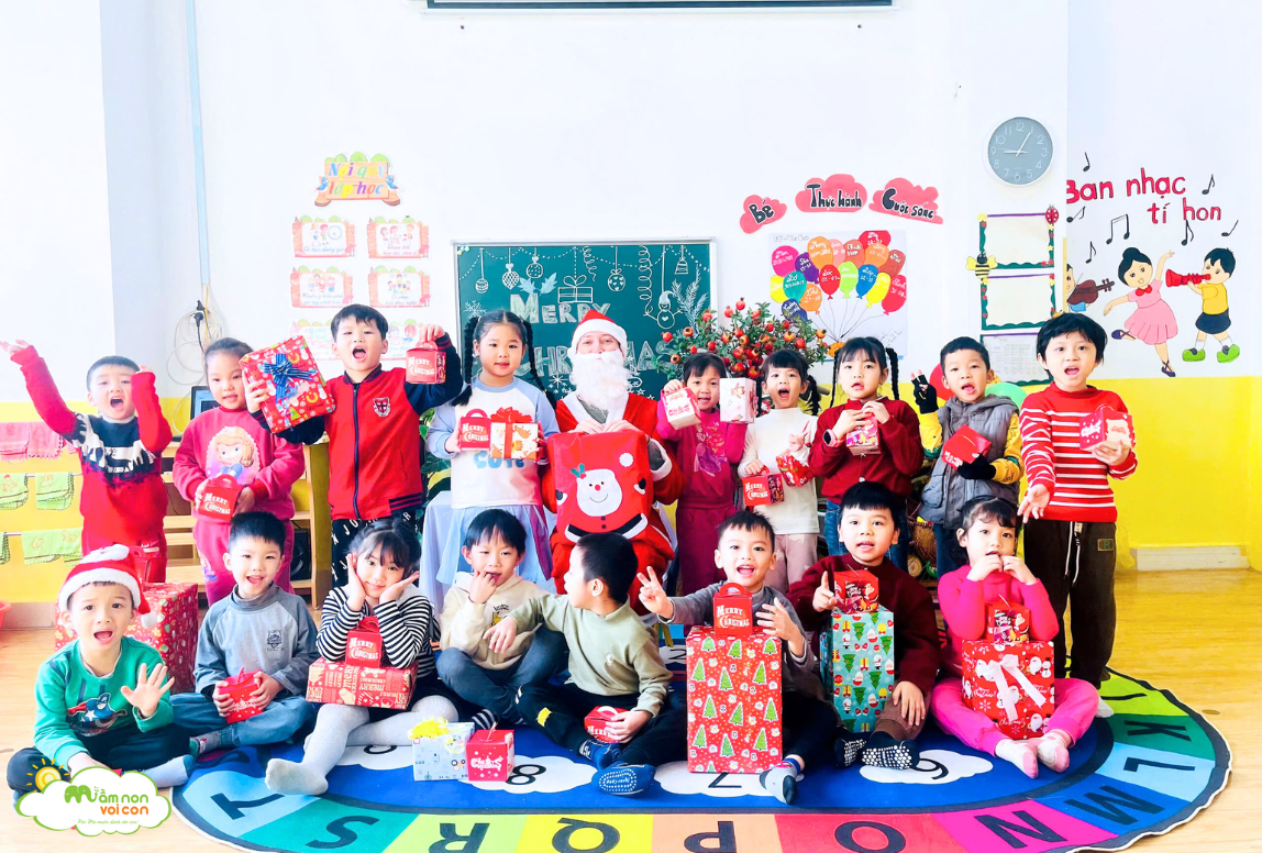 MERRY CHRISTMAS AND HAPPY NEW YEAR 2025 - TRƯỜNG MẦM NON VOI CON