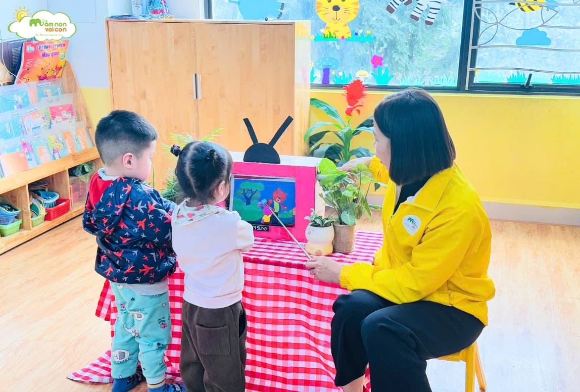 LÀM QUEN VĂN HỌC: KỂ CHUYỆN “THỎ CON KHÔNG VÂNG LỜI” - TRƯỜNG MẦM NON VOI CON