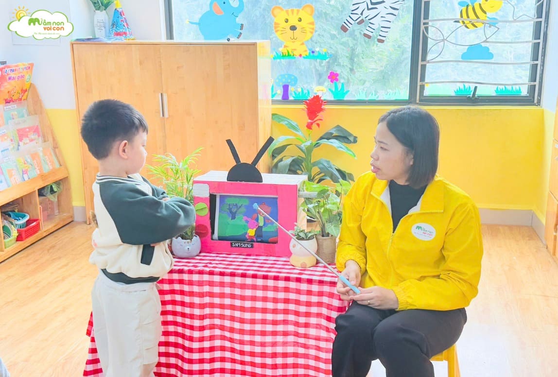 LÀM QUEN VĂN HỌC: KỂ CHUYỆN “THỎ CON KHÔNG VÂNG LỜI” - TRƯỜNG MẦM NON VOI CON