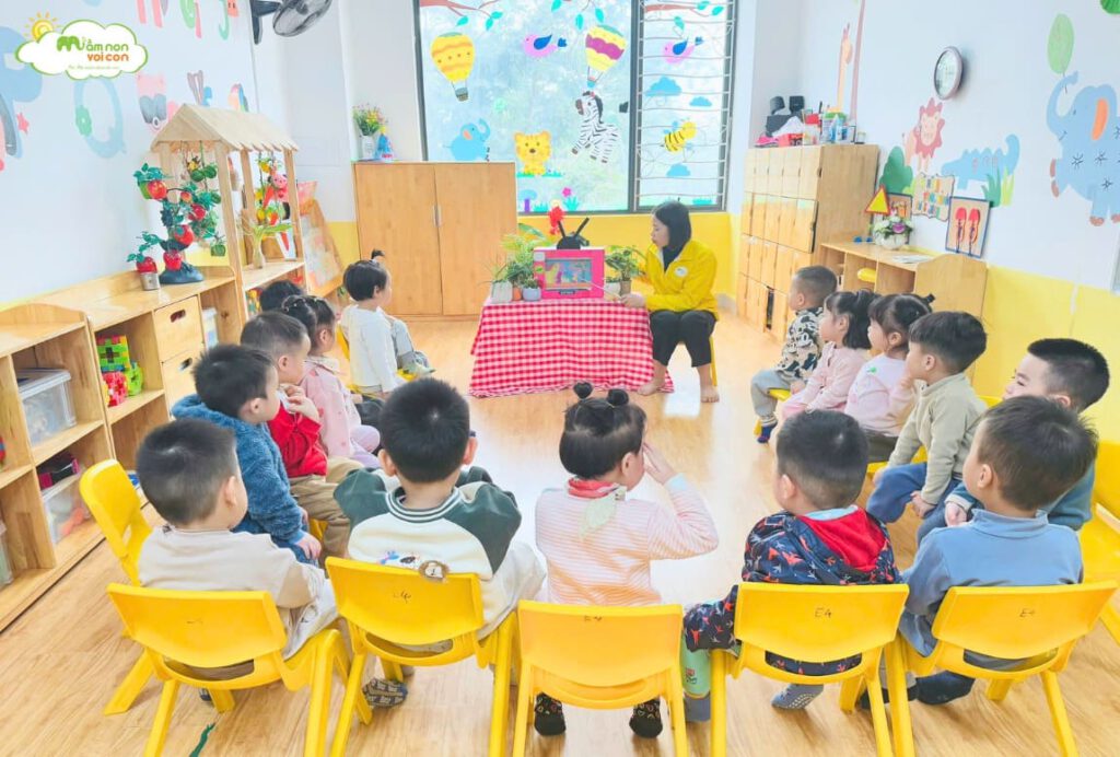 LÀM QUEN VĂN HỌC: KỂ CHUYỆN “THỎ CON KHÔNG VÂNG LỜI” - TRƯỜNG MẦM NON VOI CON