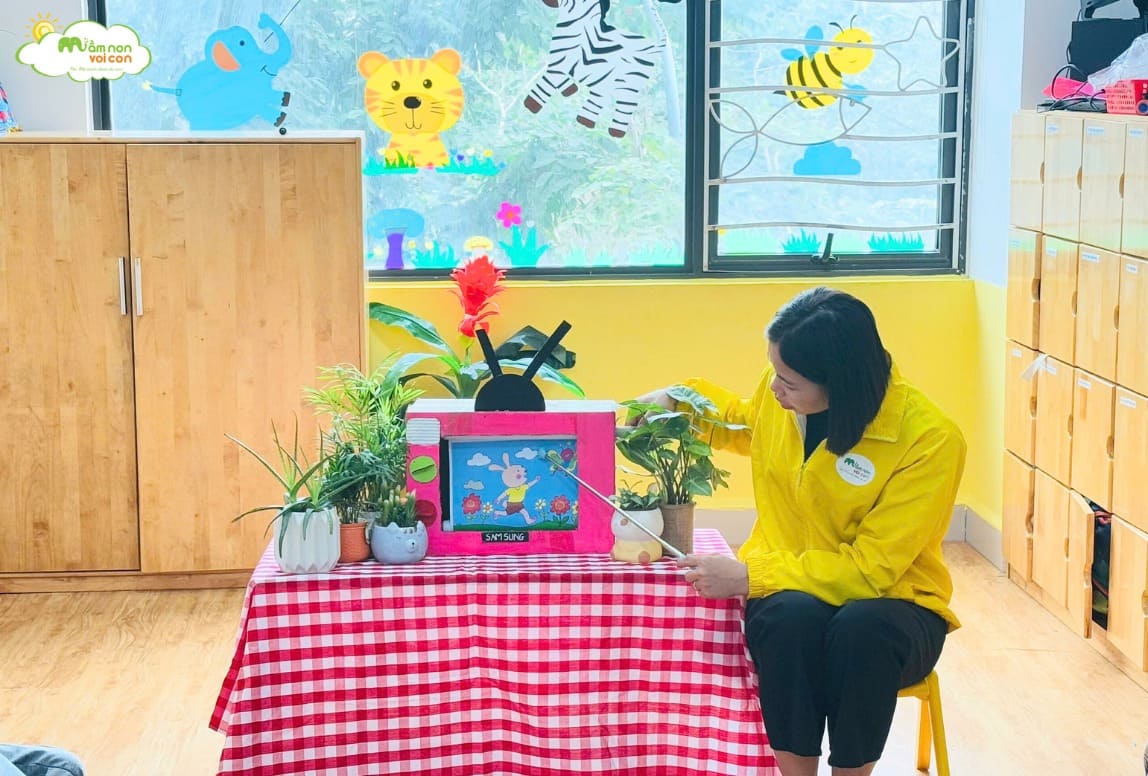 LÀM QUEN VĂN HỌC: KỂ CHUYỆN “THỎ CON KHÔNG VÂNG LỜI” - TRƯỜNG MẦM NON VOI CON