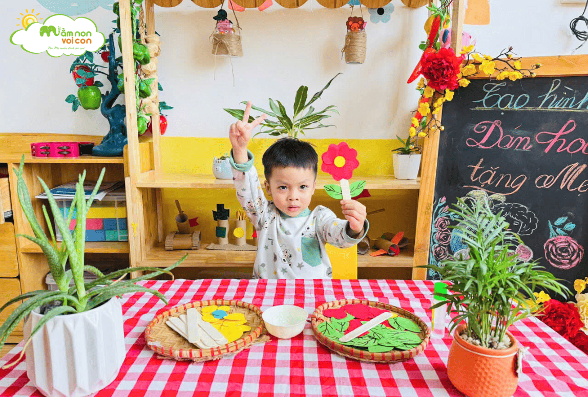 𝐇𝐀𝐏𝐏𝐘 𝐖𝐎𝐌𝐄𝐍'𝐒 𝐃𝐀𝐘 𝟖/𝟑 - TẠO HÌNH DÁN HOA TẶNG MẸ - TRƯỜNG MẦM NON VOI CON