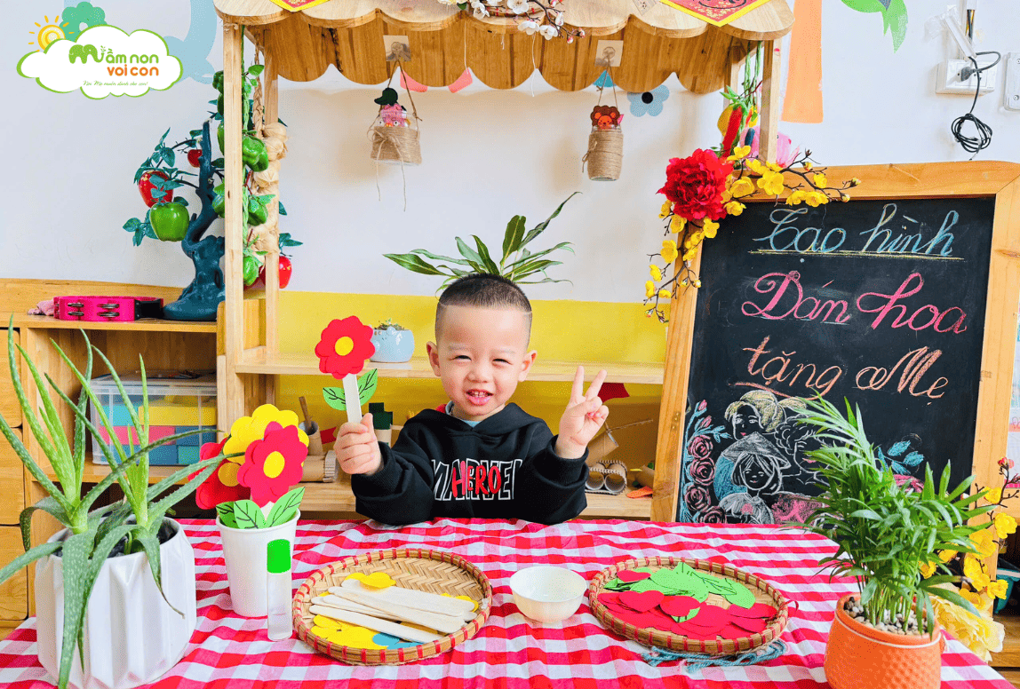 𝐇𝐀𝐏𝐏𝐘 𝐖𝐎𝐌𝐄𝐍'𝐒 𝐃𝐀𝐘 𝟖/𝟑 - TẠO HÌNH DÁN HOA TẶNG MẸ - TRƯỜNG MẦM NON VOI CON