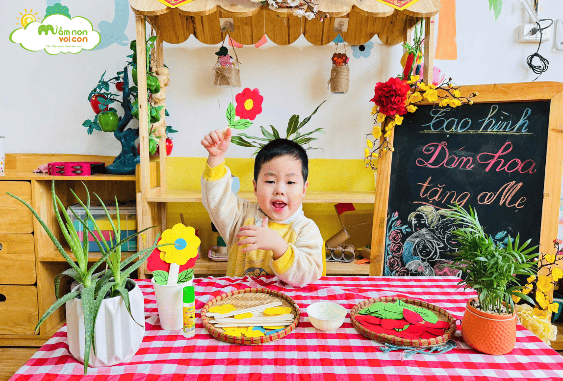 𝐇𝐀𝐏𝐏𝐘 𝐖𝐎𝐌𝐄𝐍'𝐒 𝐃𝐀𝐘 𝟖/𝟑 - TẠO HÌNH DÁN HOA TẶNG MẸ - TRƯỜNG MẦM NON VOI CON