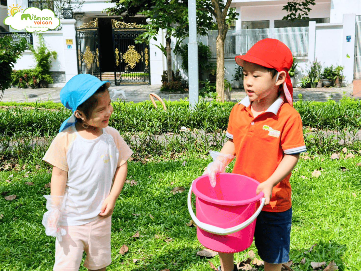 MỘT NGÀY “HÓA THÂN” THÀNH CÔ CHÚ CÔNG NHÂN VỆ SINH MÔI TRƯỜNG - TRƯỜNG MẦM NON VOI CON