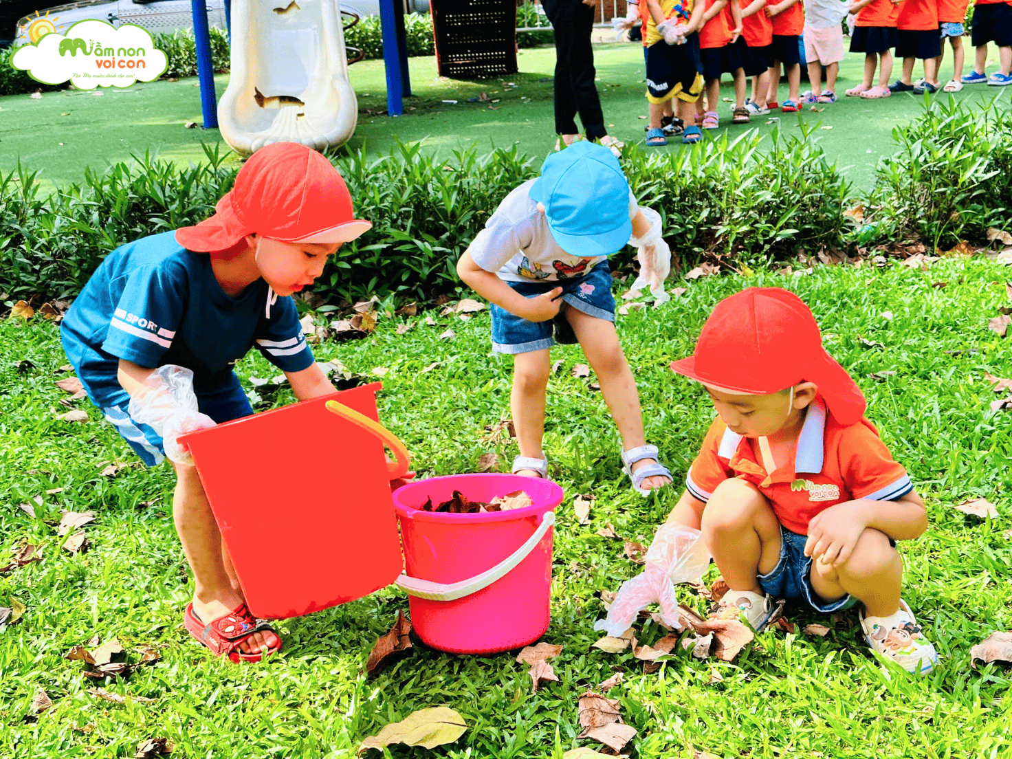 MỘT NGÀY “HÓA THÂN” THÀNH CÔ CHÚ CÔNG NHÂN VỆ SINH MÔI TRƯỜNG - TRƯỜNG MẦM NON VOI CON