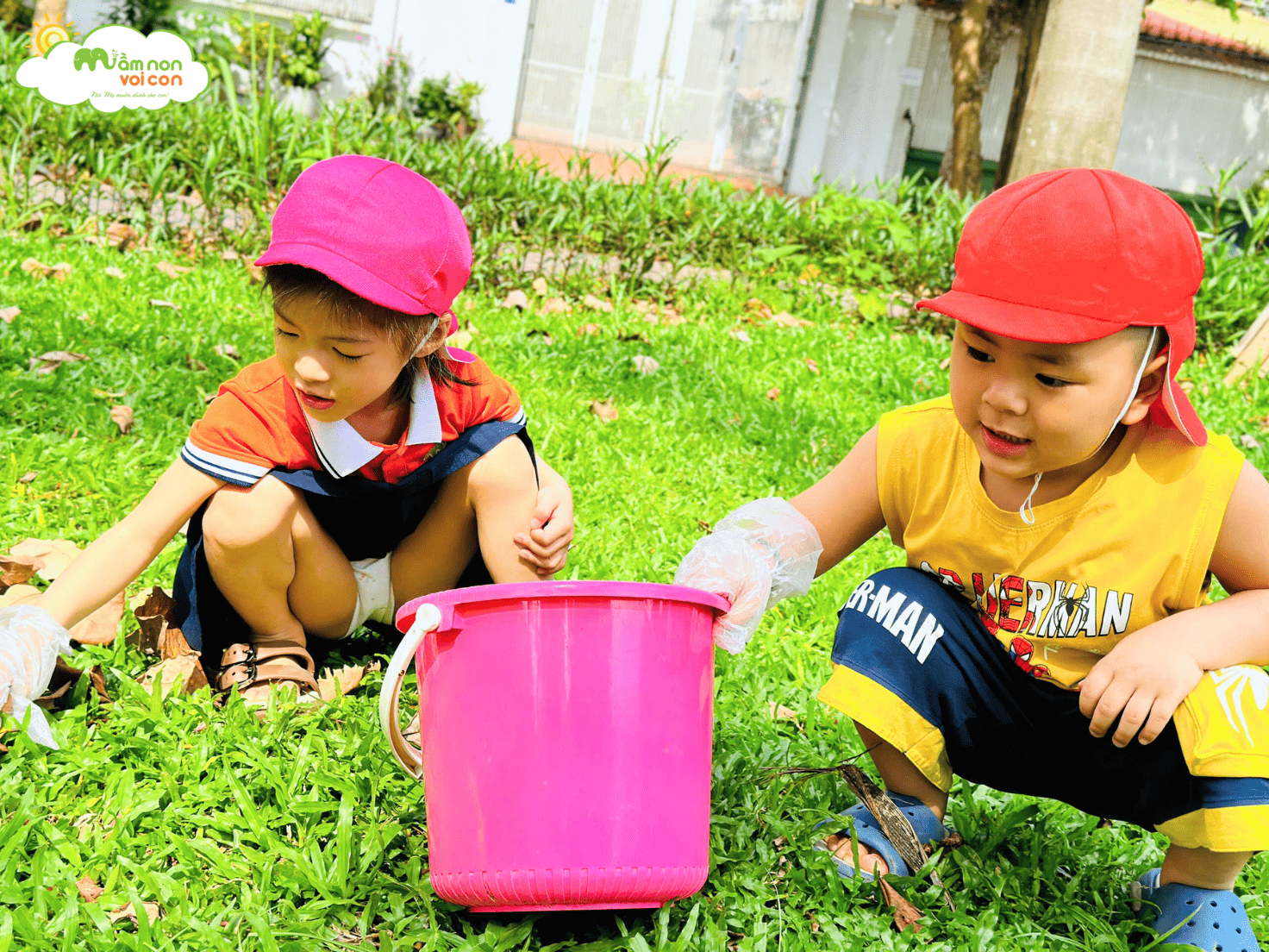 MỘT NGÀY “HÓA THÂN” THÀNH CÔ CHÚ CÔNG NHÂN VỆ SINH MÔI TRƯỜNG - TRƯỜNG MẦM NON VOI CON