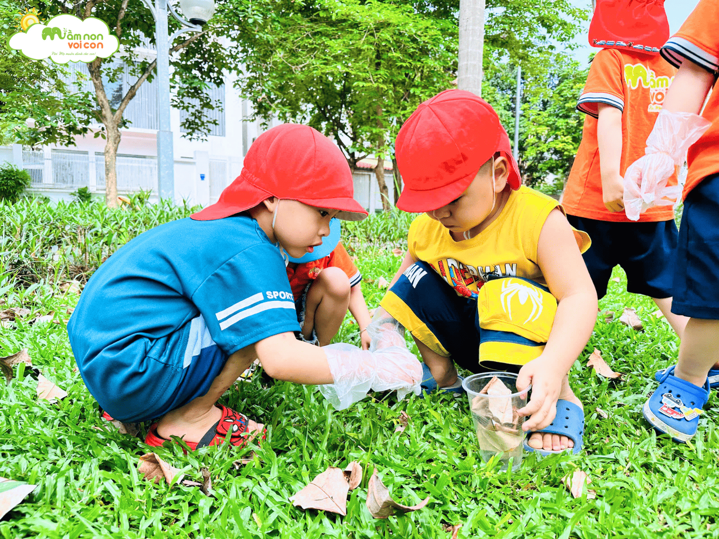 MỘT NGÀY “HÓA THÂN” THÀNH CÔ CHÚ CÔNG NHÂN VỆ SINH MÔI TRƯỜNG - TRƯỜNG MẦM NON VOI CON