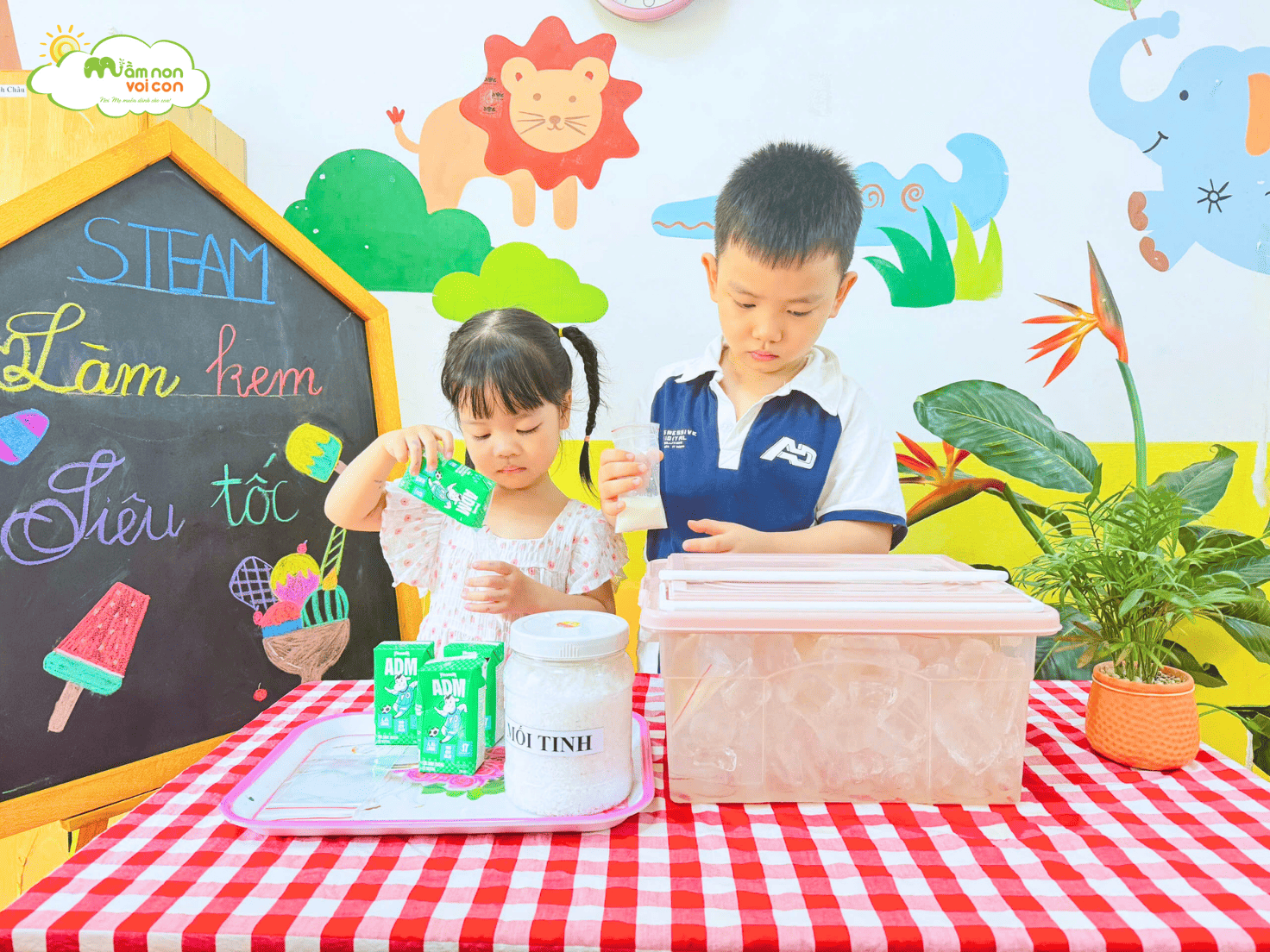 KHÁM PHÁ CÔNG NGHỆ “LÀM KEM SIÊU TỐC” CỦA CÁC NHÀ KHOA HỌC NHÍ E4 - TRƯỜNG MẦM NON VOI CON