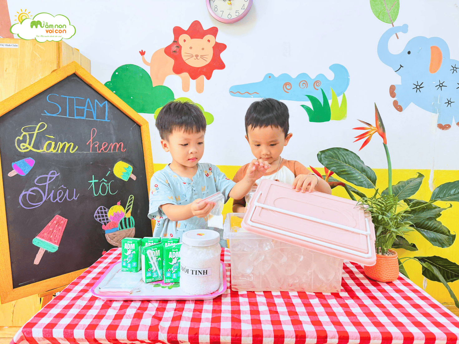 KHÁM PHÁ CÔNG NGHỆ “LÀM KEM SIÊU TỐC” CỦA CÁC NHÀ KHOA HỌC NHÍ E4 - TRƯỜNG MẦM NON VOI CON