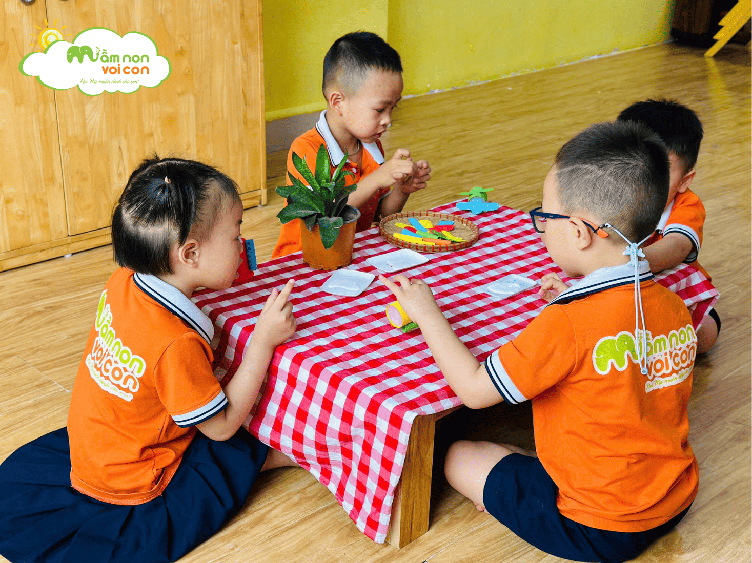 BÉ LỚP E5 KHÉO TAY LÀM MÁY BAY TỪ NGUYÊN LIỆU TÁI CHẾ - TRƯỜNG MẦM NON VOI CON