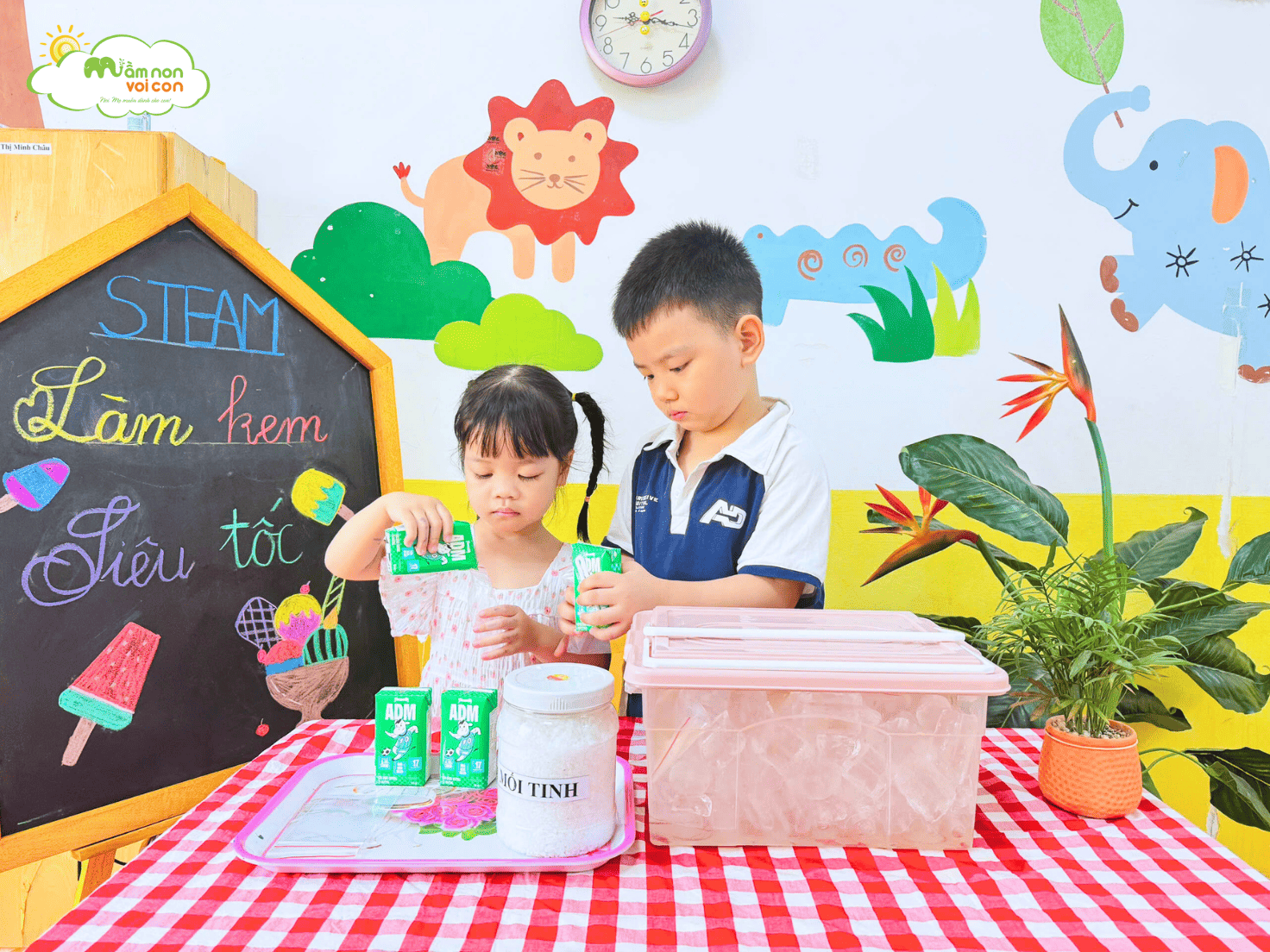 KHÁM PHÁ CÔNG NGHỆ “LÀM KEM SIÊU TỐC” CỦA CÁC NHÀ KHOA HỌC NHÍ E4 - TRƯỜNG MẦM NON VOI CON