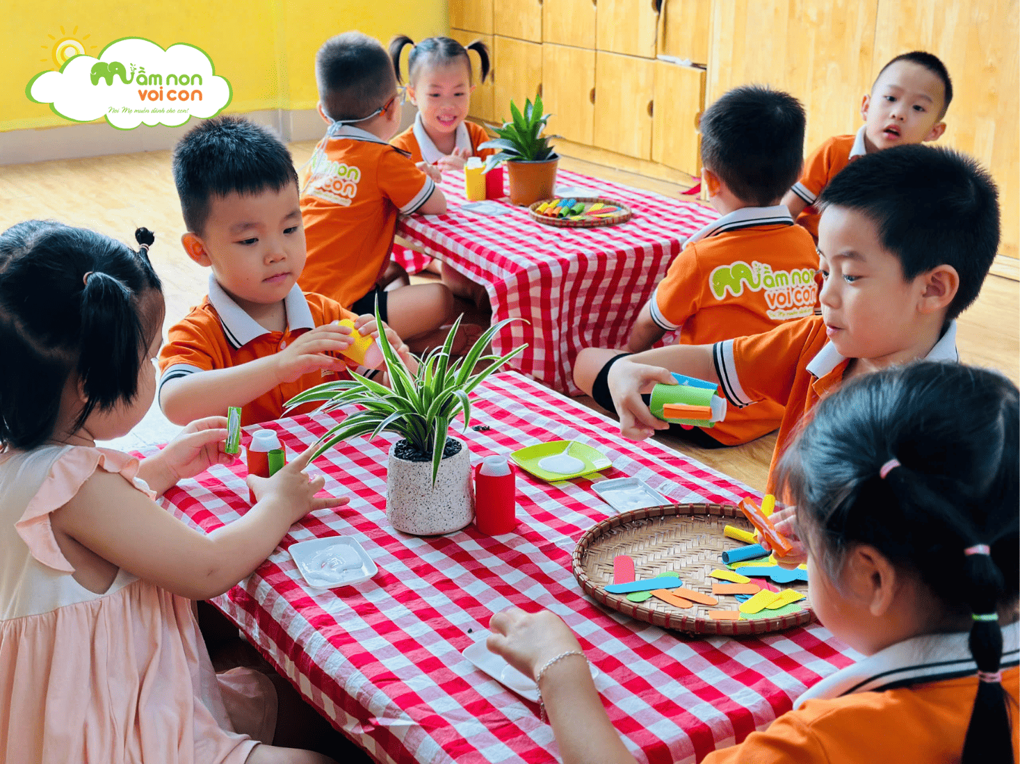 BÉ LỚP E5 KHÉO TAY LÀM MÁY BAY TỪ NGUYÊN LIỆU TÁI CHẾ - TRƯỜNG MẦM NON VOI CON