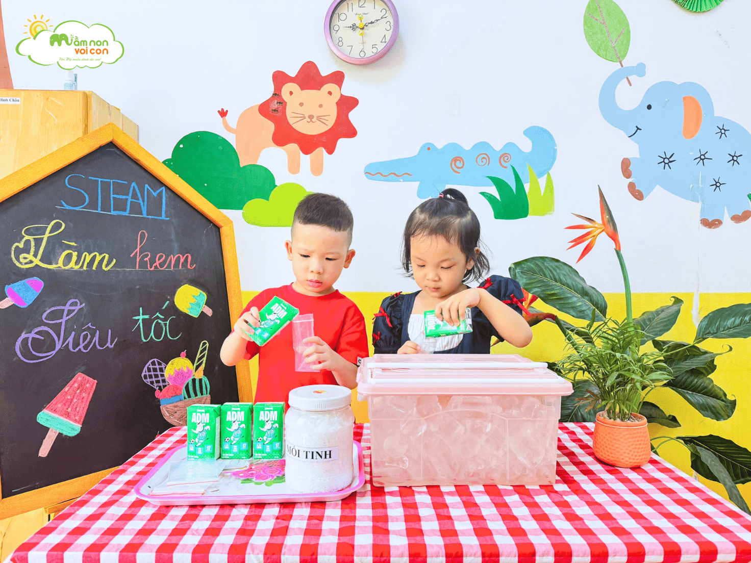 KHÁM PHÁ CÔNG NGHỆ “LÀM KEM SIÊU TỐC” CỦA CÁC NHÀ KHOA HỌC NHÍ E4 - TRƯỜNG MẦM NON VOI CON