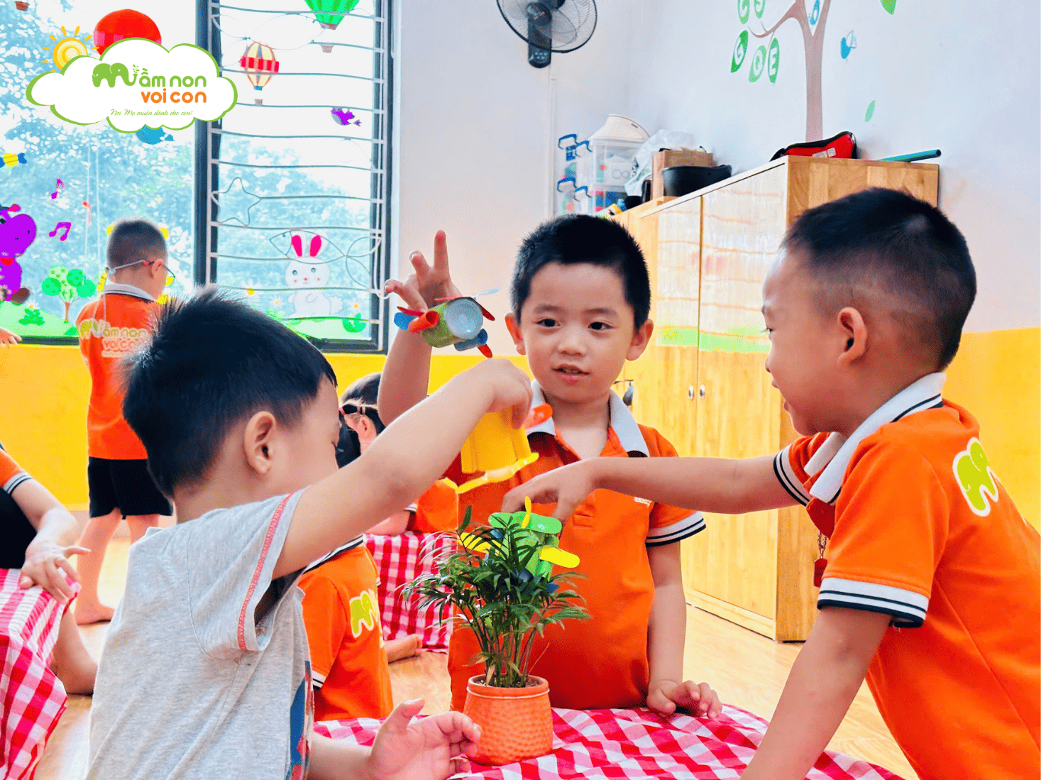 BÉ LỚP E5 KHÉO TAY LÀM MÁY BAY TỪ NGUYÊN LIỆU TÁI CHẾ - TRƯỜNG MẦM NON VOI CON