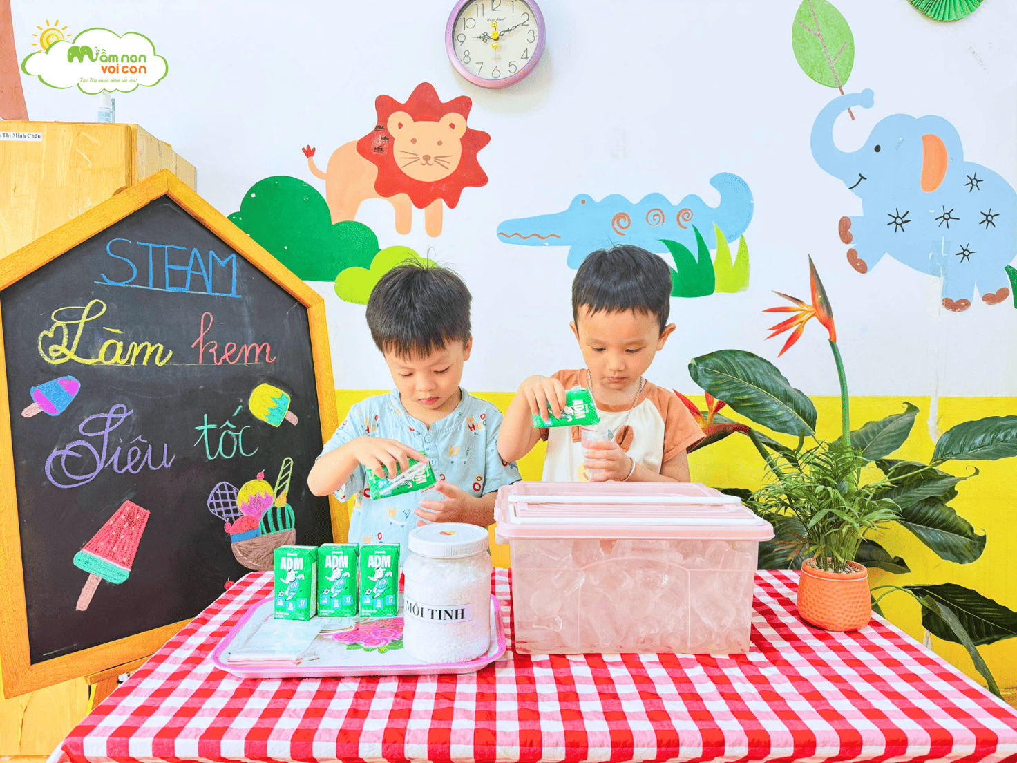 KHÁM PHÁ CÔNG NGHỆ “LÀM KEM SIÊU TỐC” CỦA CÁC NHÀ KHOA HỌC NHÍ E4 - TRƯỜNG MẦM NON VOI CON