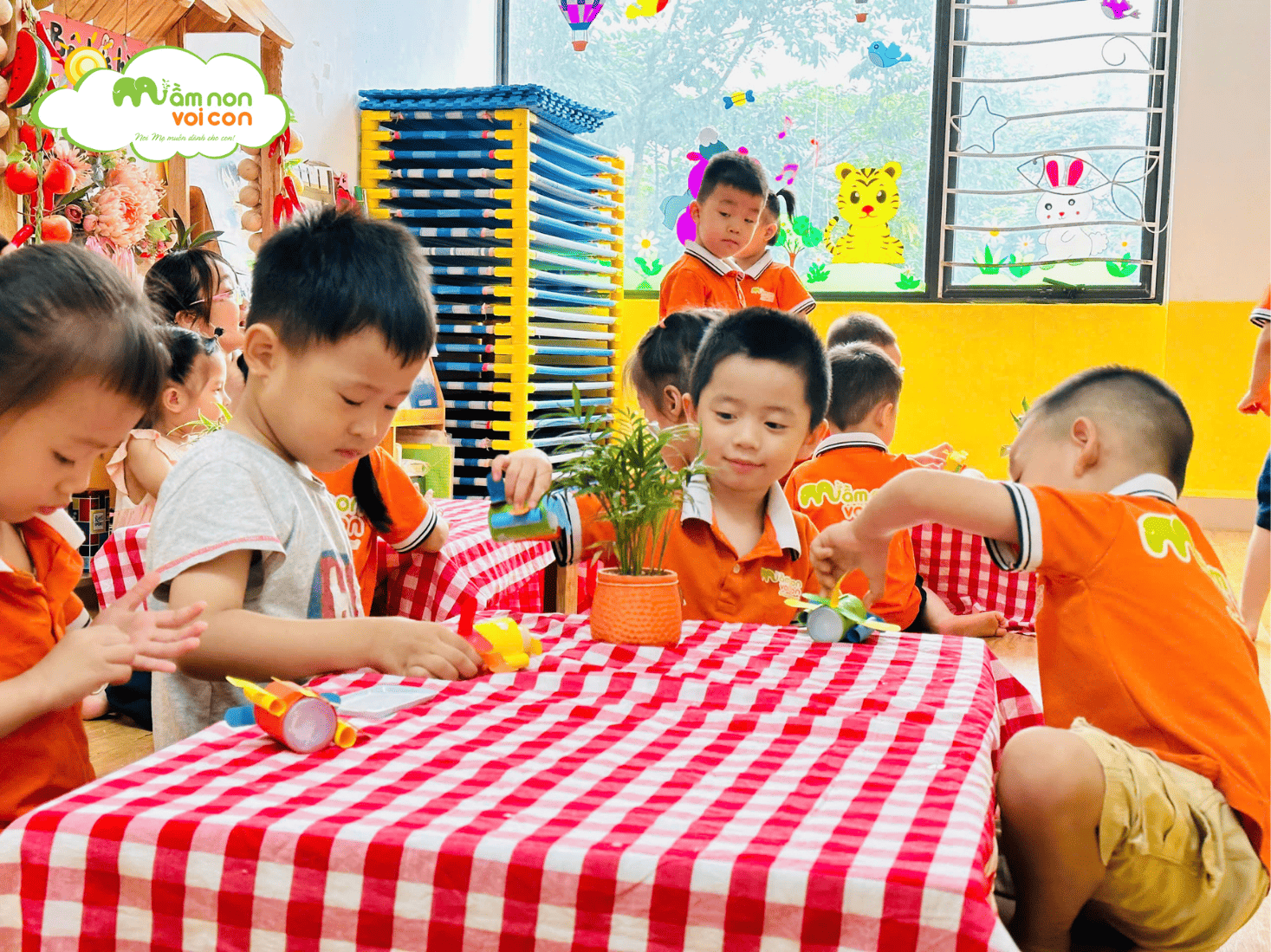 BÉ LỚP E5 KHÉO TAY LÀM MÁY BAY TỪ NGUYÊN LIỆU TÁI CHẾ - TRƯỜNG MẦM NON VOI CON