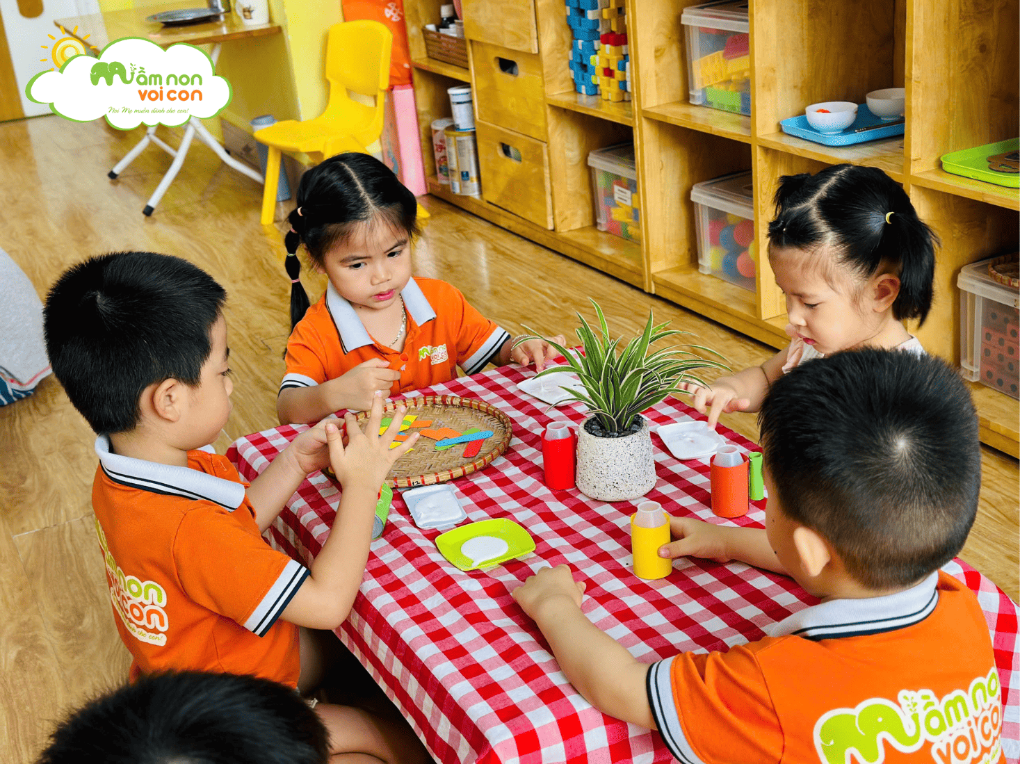 BÉ LỚP E5 KHÉO TAY LÀM MÁY BAY TỪ NGUYÊN LIỆU TÁI CHẾ - TRƯỜNG MẦM NON VOI CON