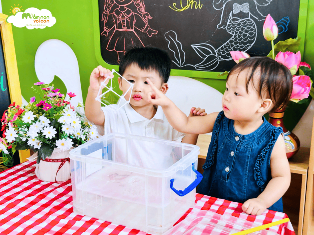 BÓNG BÓNG VỚI HÌNH LẬP PHƯƠNG – TRÒ CHƠI KỲ DIỆU CỦA BÉ E3 - TRƯỜNG MẦM NON VOI CON