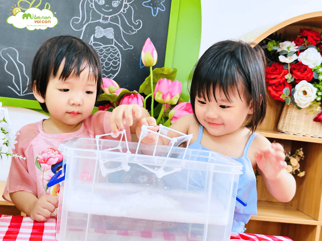 BÓNG BÓNG VỚI HÌNH LẬP PHƯƠNG – TRÒ CHƠI KỲ DIỆU CỦA BÉ E3 - TRƯỜNG MẦM NON VOI CON