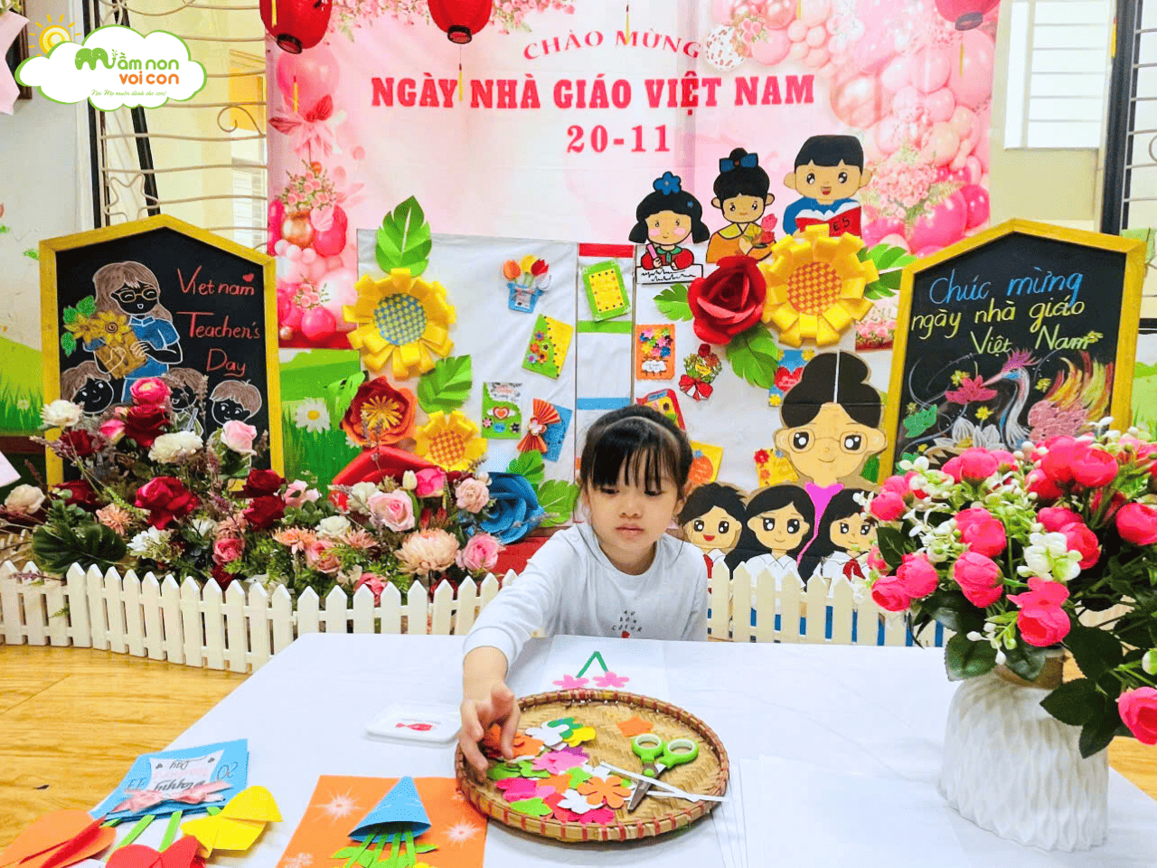 E7 KHÉO TAY LÀM THIỆP – GỬI NGÀN YÊU THƯƠNG ĐẾN CÔ - TRƯỜNG MẦM NON VOI CON