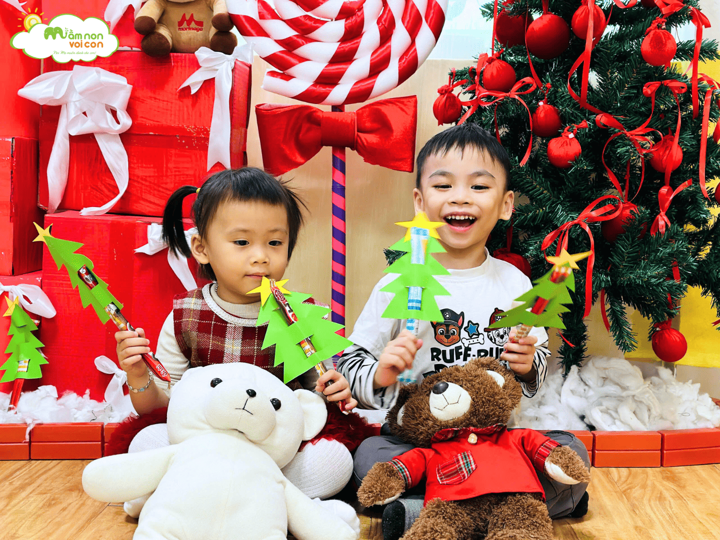 LỚP E5 – BÉ KHÉO TAY TRANG TRÍ CÂY THÔNG NOEL - TRƯỜNG MẦM NON VOI CON