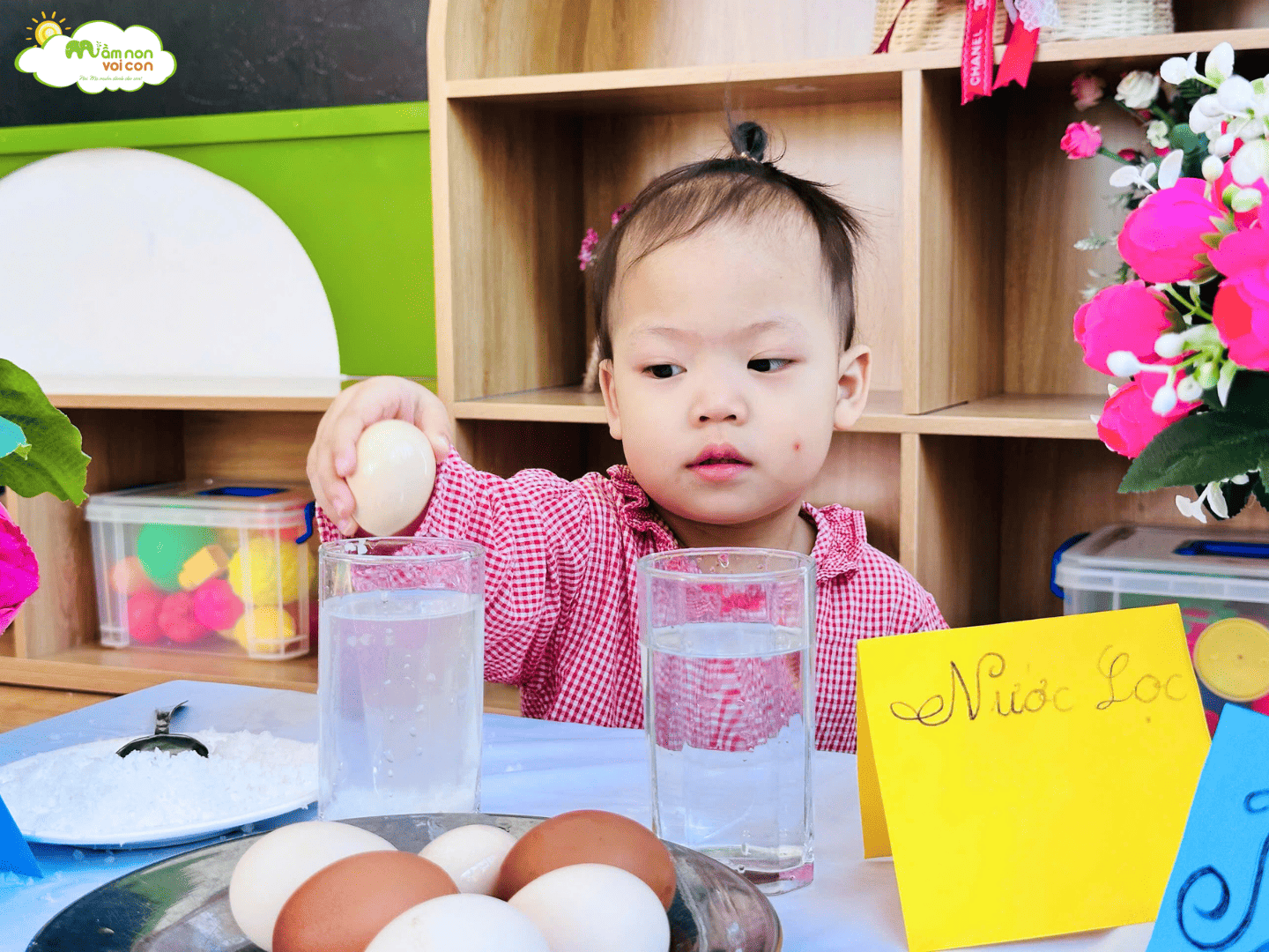 THÍ NGHIỆM “TRỨNG CHÌM – TRỨNG NỔI” CỰC THÚ VỊ CỦA CÁC BẠN NHỎ LỚP E3 - TRƯỜNG MẦM NON VOI CON