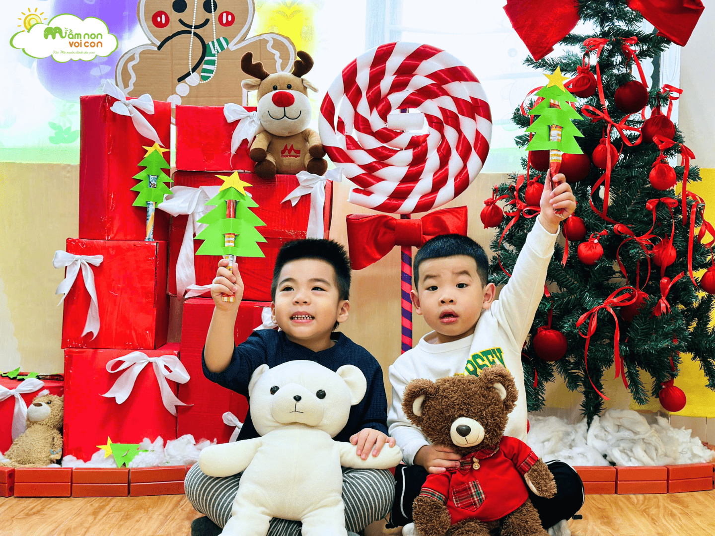 LỚP E5 – BÉ KHÉO TAY TRANG TRÍ CÂY THÔNG NOEL - TRƯỜNG MẦM NON VOI CON