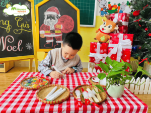 HOẠT ĐỘNG TẠO HÌNH: LÀM ÔNG GIÀ NOEL - TRƯỜNG MẦM NON VOI CON