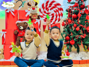 LỚP E5 – BÉ KHÉO TAY TRANG TRÍ CÂY THÔNG NOEL - TRƯỜNG MẦM NON VOI CON