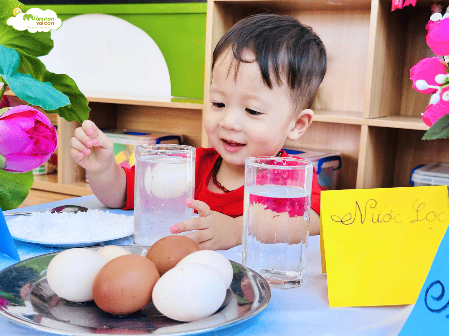 THÍ NGHIỆM “TRỨNG CHÌM – TRỨNG NỔI” CỰC THÚ VỊ CỦA CÁC BẠN NHỎ LỚP E3 - TRƯỜNG MẦM NON VOI CON