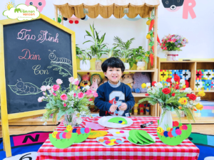 HOẠT ĐỘNG TẠO HÌNH: DÁN CON SÂU - TRƯỜNG MẦM NON VOI CON